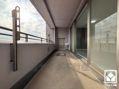 南・東側2面引き回しバルコニーで、陽当たり、風通し良好。北側にもバルコニーがございます。