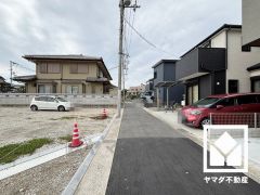 雨戸シャッター付き。台風などによる飛来物からの保護は勿論、目隠しや防犯などの効果もございます。