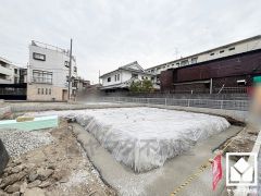 玄関側のリビングの窓はシャッター雨戸付きでセキュリティにも配慮されています。台風などによる飛来物からの保護、また防音・断熱・目隠しなどにも。