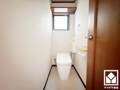 明るく清潔感溢れるトイレです。2連トイレットペーパーホルダーなのでお取替えの手間が軽減できます。