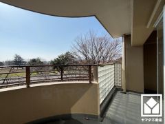 南西向き・北東向き両面バルコニーで陽当たり、風通し良好。南西側は緑豊かな武庫川に面しており、四季の移り変わりが感じられる緑豊かな眺望です。