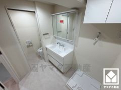 室内洗濯機置場がございますので、天候に左右されず洗濯していただけます。上部に吊戸棚があるので消耗品などをスッキリ置けるのも嬉しいポイント。