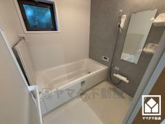 1日の疲れを癒す浴室でゆったりリフレッシュ。小窓が付いているので明るく、こもりがちな湿気もすぐ取り除くことができます。