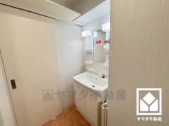 収納豊富でスッキリお使い頂ける洗面台です。洗面ボウルが広めなので、忙しい朝でも身支度がしやすく時短になります。