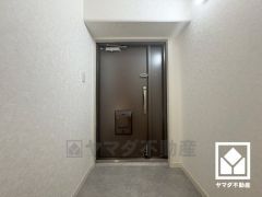 シンプルで洗練された玄関デザイン。帰るたびにホッとできる、心地よい住まいの入り口。