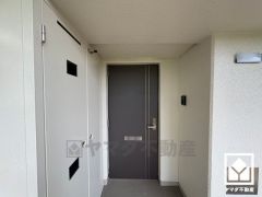 シンプルで洗練された玄関デザイン。帰るたびにホッとできる、心地よい住まいの入り口。