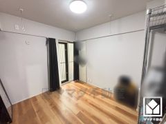 バルコニーからの風通しの良さが魅力の洋室、心地よい住環境を提供。
