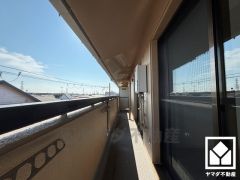 南向きバルコニーで陽当たり、風通し良好。広々としているため、お洗濯物をたっぷりと干す事ができます。