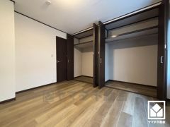 大きなクローゼット付きの洋室で整理整頓しやすいです。