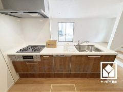 フラットタイプのカウンターキッチンなので配膳や片付けがしやすく、お料理中でもお子様の様子が分かって安心です。毎日の家事の負担を軽減でき、水道代の節約にもなる食器洗乾燥機付き。