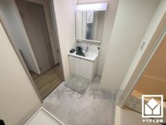 小さなお子様のお風呂上りもこのスペースがあればゆったりとして頂けます。室内洗濯機置場がございますので、天候に左右されず洗濯していただけます。