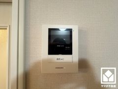 突然の来訪時でも安心なモニター付きインターホンを完備。お留守番中のお子様でも簡単に来訪者の確認ができます。