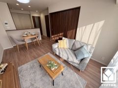 心地よい空間が広がるリビングで、家族みんなが快適に過ごせる時間を提供。