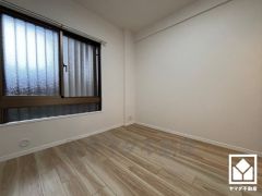 約4.5帖の洋室です。大きな窓からは明るい光が降り注ぎます。柔らかな光が差し込むお部屋で、快適で落ち着いた生活をお送りいただけます。