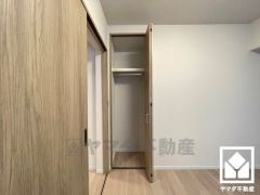 クローゼットは奥行きがあるので、収納力も申し分ありません。