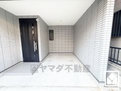 インナーガレージを1台分完備。重い荷物や雨の日の移動もスムーズで、快適なカーライフを実現。ご成約でヤマダポイントプレゼント中です。お問合せお待ちしております。