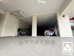 屋内駐輪場なので、雨や風、直射日光から自転車を守ることができます。