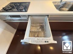 毎日の家事の負担を軽減でき、水道代の節約にもなる食器洗乾燥機付き。