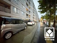 敷地内に駐車場を完備。重い荷物や雨の日の移動もスムーズで、快適なカーライフを実現。空き状況等は弊社スタッフまでお気軽にお問い合わせください。