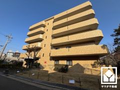 「夙川公園」のブランコやすべり台などの遊具やパーゴラが設置されたエリアまで徒歩4分。ゆったりとした広場やベンチが整備された公園が夙川沿いに点在しており、子育て世帯の方にもお勧めです。