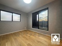 約5.5帖の洋室です。2面採光の大きな窓からは明るい光が降り注ぎます。柔らかな光が差し込むお部屋で、快適で落ち着いた生活をお送りいただけます。