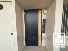 シンプルで洗練された玄関デザイン。帰るたびにホッとできる、心地よい住まいの入り口。