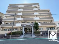 たっぷり収納できる約5.8帖のサービスルーム付きだから、家の中をもっとスッキリ。季節の荷物や趣味の道具もしっかり収納。