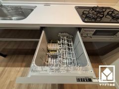 毎日の家事の負担を軽減でき、水道代の節約にもなる食器洗乾燥機付き。