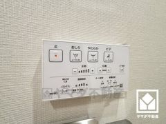 温水洗浄便座付きで、季節を問わずいつでも温かい便座をお使いいただけます。