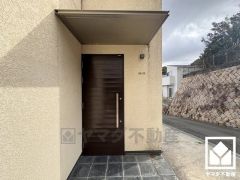 シンプルで洗練された玄関デザイン。帰るたびにホッとできる、心地よい住まいの入り口。