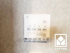 浴室暖房乾燥機付き。真冬の寒い浴室を暖かく、また雨の日の洗濯物の乾燥にと多用途に活躍する機能です。