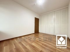 約6.5帖の洋室です。全居室収納がございますので、お部屋の広さを最大限に活用できます。