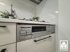 調理に手間がかかりがちな肉や魚を、短時間でサッと焼き上げることができるグリル付き。