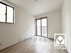 納戸はクローゼット付きの居室としてもお使いいただけます。独立したお部屋なのでプライベートな時間をゆったり過ごせそうです。