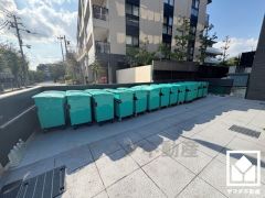 綺麗に整備されたゴミ置き場です。各階にゴミステーションもございますので、ゴミ出しの手間が大幅に削減できます。