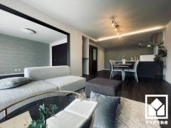 広々18帖のLDKが魅力。家族全員がリラックスできる、ゆったりとした快適リビングで温かい団らんの時間を。