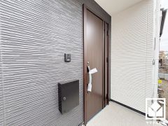 ナチュラルな木目調のドアが落ち着いた雰囲気を演出し、訪れる人々を温かく迎えます。