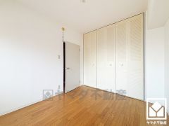 約5.5帖の洋室です。大きなクローゼット付きのお部屋で整理整頓しやすいです。