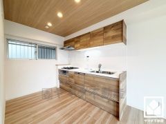 使いやすさとデザイン性を両立。落ち着いた木目調のデザインが魅力のシステムキッチンです。壁付けタイプで空間を有効活用。