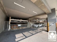 敷地内に屋内・屋外機械式駐車場を完備（月額12500円～14000円）。出入口は防犯性に優れたロボットゲート付き。空き状況等は弊社スタッフまでお気軽にお問い合わせください。