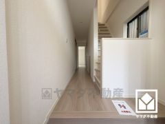 シンプルで洗練された玄関スペース。帰るたびにホッとできる、心地よい住まいの入り口。