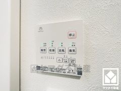 浴室暖房乾燥機付き。真冬の寒い浴室を暖かく、また雨の日の洗濯物の乾燥にと多用途に活躍する機能です。