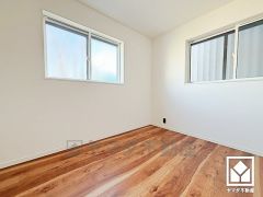 約5.6帖の1階納戸です。全居室2面採光。明るい陽光がたっぷり差し込む心地よい生活空間です。