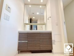 収納付きでスッキリお使い頂ける3面鏡の洗面台です。洗面ボウルが広めなので、忙しい朝でも身支度がしやすく時短になります。