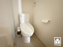 明るく清潔感溢れるトイレです。温水洗浄便座付きで、季節を問わずいつでも温かい便座をお使いいただけます。