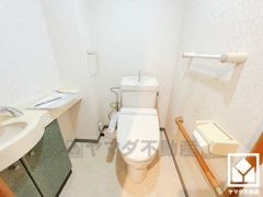 明るく清潔感溢れるトイレです。手すりがございますので、立ち座りが楽になります。