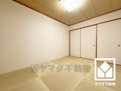 約6帖の和室です。リビングに隣接しており、一体利用も可能です。子どもの遊び場、お昼寝スペース、家族のくつろぎ空間にも。和室があると、暮らしの幅がぐんと広がる。