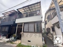 キッチンは空間を有効活用できる壁付けタイプ。