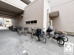 広々としており、使い勝手の良い駐輪場です。屋根付きの駐輪場もございます。