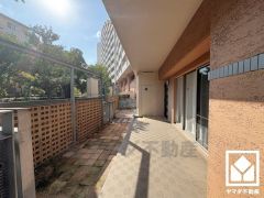 南東向きのテラス・専用庭で陽当たり、風通し良好。広々としているため、お洗濯物をたっぷりと干す事ができます。